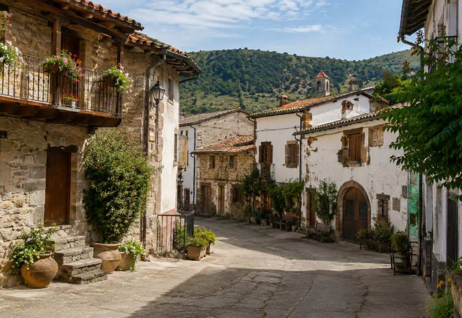 Pueblo rural con casas tradicionales